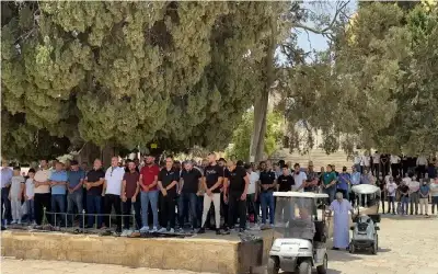 40 ألفا يؤدون صلاة الجمعة في