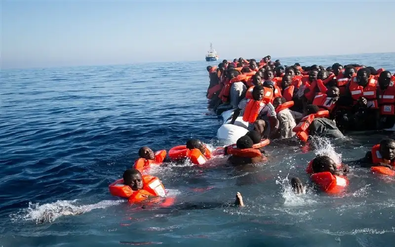 100 قتيل إثر غرق قارب مهاجرين