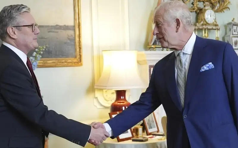 ستارمر رئيسا للحكومة ويتعهد بإعادة بناء