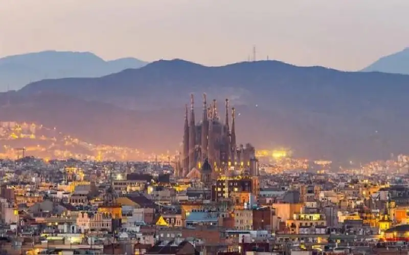 برشلونة تفرض ضريبة للحد من الزوار..