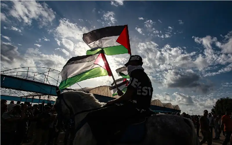 وفد قيادي من حماس يلتقي قيادات