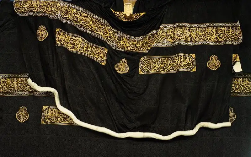 الكعبة تكتسي حلتها الجديدة.. 1220 كيلوغراما