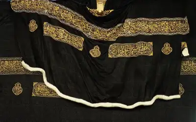 الكعبة تكتسي حلتها الجديدة.. 1220 كيلوغراما
