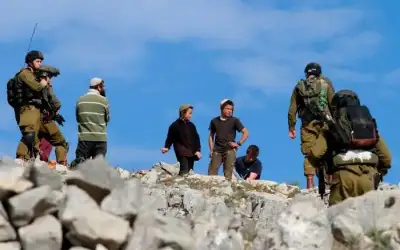 مستوطنون يعتدون على فلسطينيين بعدة مناطق