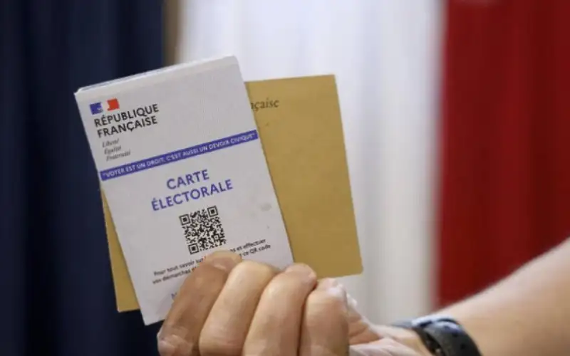 رئيس وزراء فرنسا يعتزم تقديم استقالته