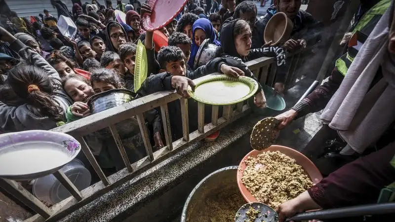 بسبب المجاعة: وفاة طفل وسط قطاع