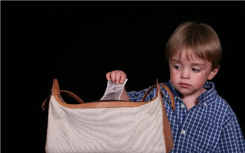 ابني يسرق.. فما أسباب السرقة عند