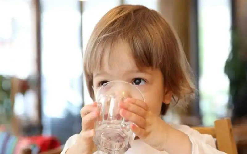 ما كمية السوائل اليومية المناسبة للأطفال؟