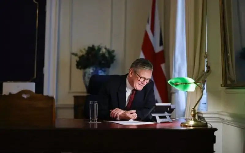 رئيس الوزراء البريطاني يهاتف عباس