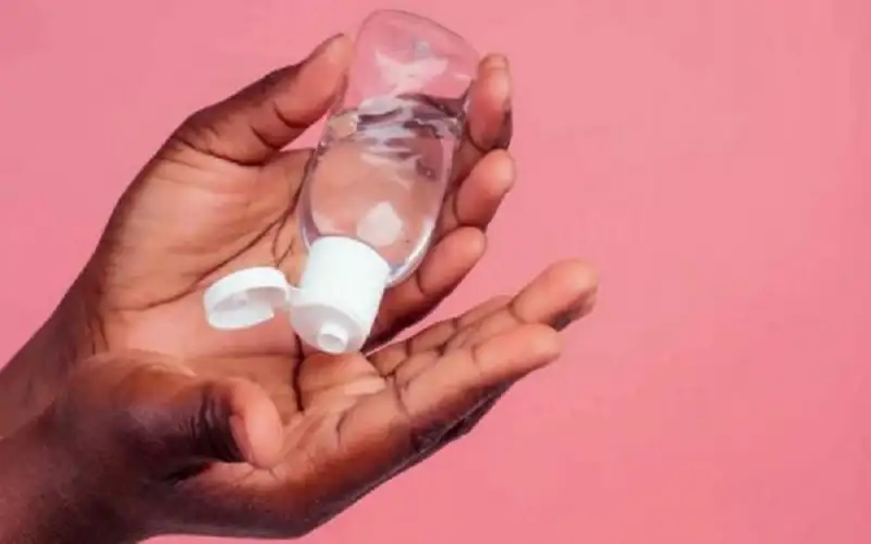 يشرب معقم اليدين بسبب إدمانه على