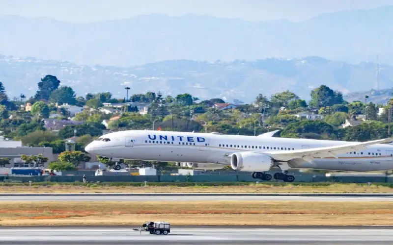 طائرة بوينغ تفقد عجلة بعد إقلاعها