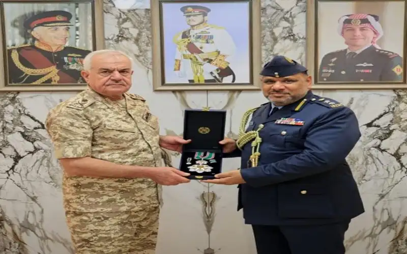 الملك يمنح وسام الاردن للملحق العسكري