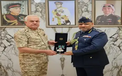 الملك يمنح وسام الاردن للملحق العسكري