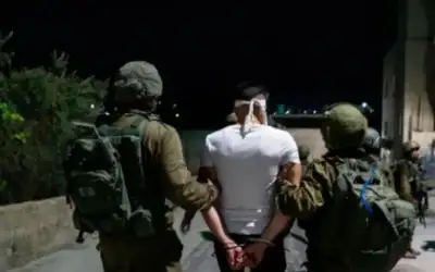 مستوطنون يحرقون ممتلكات فلسطينيين واعتقالات واقتحامات