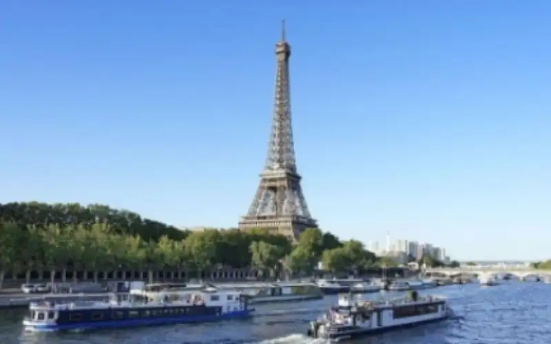 فرنسا .. رئيس بلدية يصدر أمرا