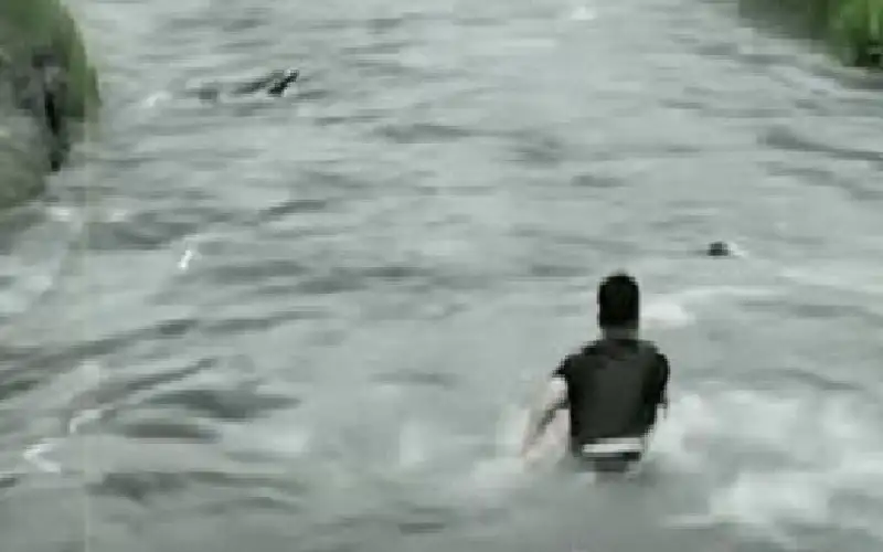 رجل يخاطر بنفسه لإنقاذ طفل من