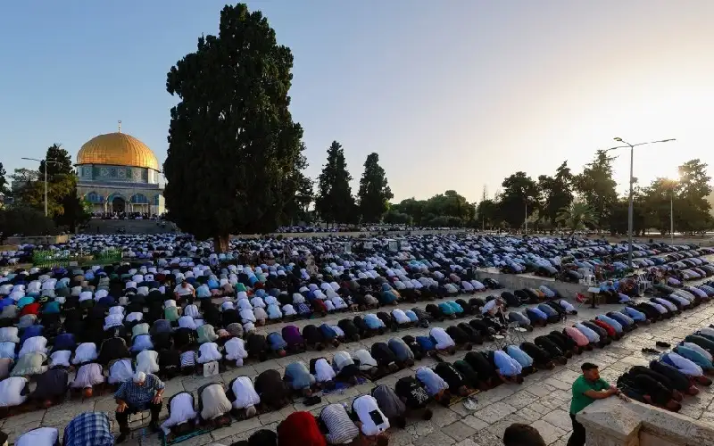 35 ألفا يؤدون صلاة الجمعة في