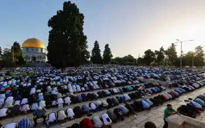 35 ألفا يؤدون صلاة الجمعة في