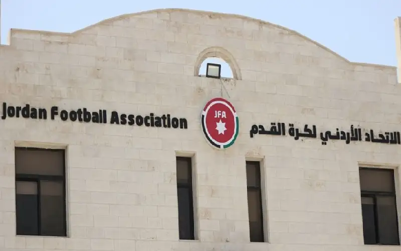 اتحاد كرة القدم متمسك بموعد انطلاق