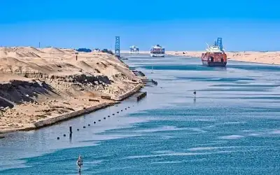 مصر تنفي بيع قناة السويس بتريليون