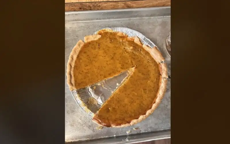 قطع فطيرة بطريقة خاطئة.. متابعون يدعون