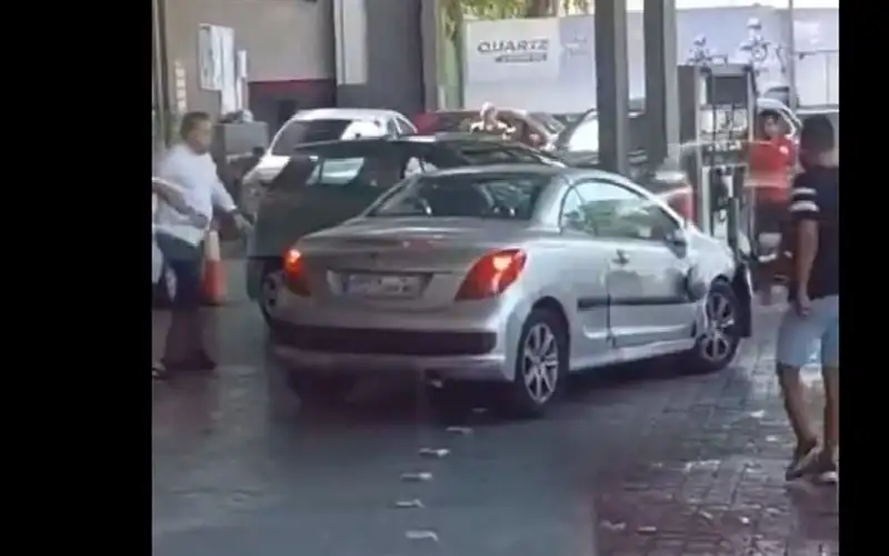 سيدة غاضبة تقتحم محطة محروقات بسيارتها