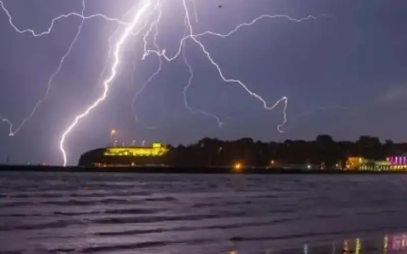 190 ألف صاعقة تضرب النمسا في