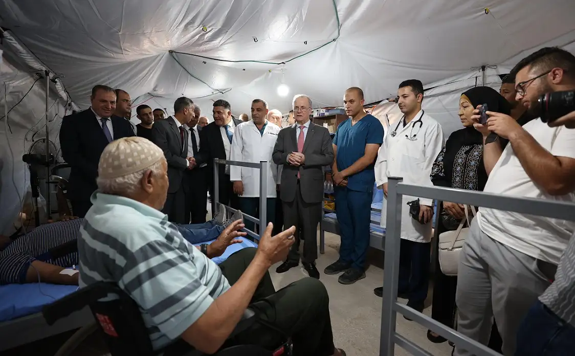رئيس الوزراء الفلسطيني يزور المستشفى الميداني