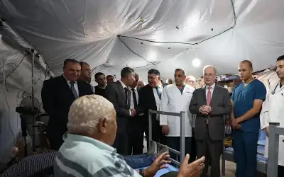 رئيس الوزراء الفلسطيني يزور المستشفى الميداني