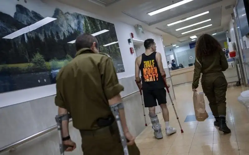 لابيد يفضح عدد مصابي الاحتلال في