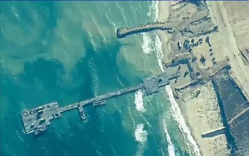 خبير أمريكي: رصيف غزة العائم مسرحية