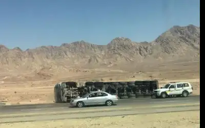 تدهور شاحنة على الطريق الصحراوي