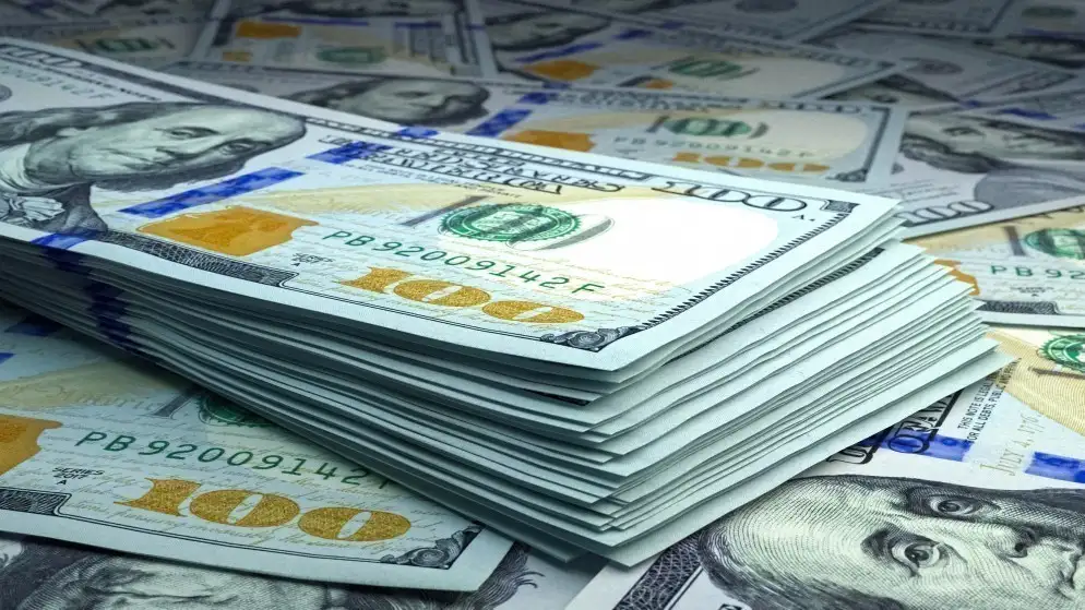 الدولار يرتفع والعملات المشفرة تقفز وسط