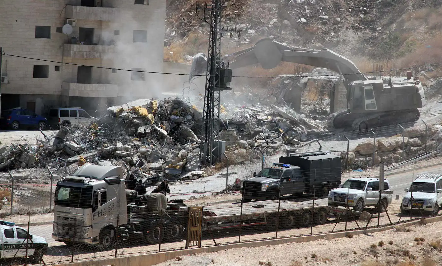 الاحتلال يهدم أربع منشآت شمال شرق