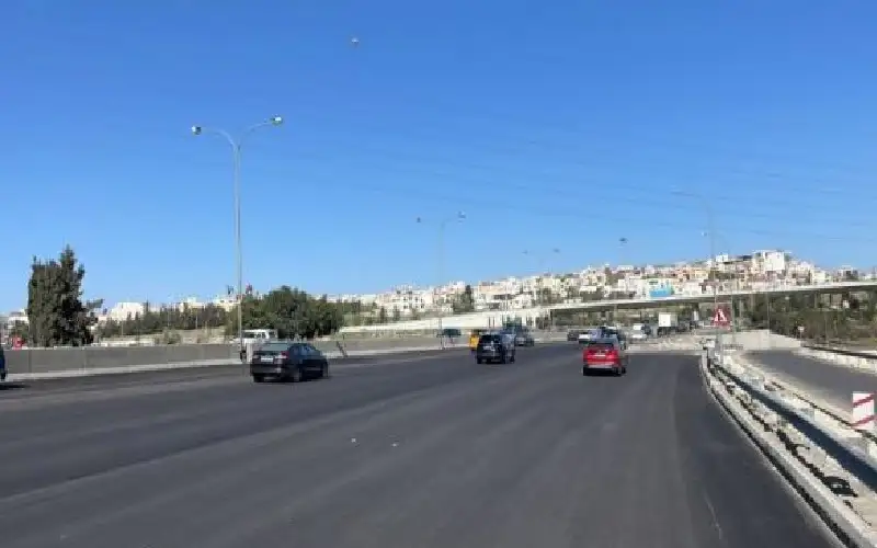 إنسكاب باطون يخلق إزدحاما مروريا خانقا