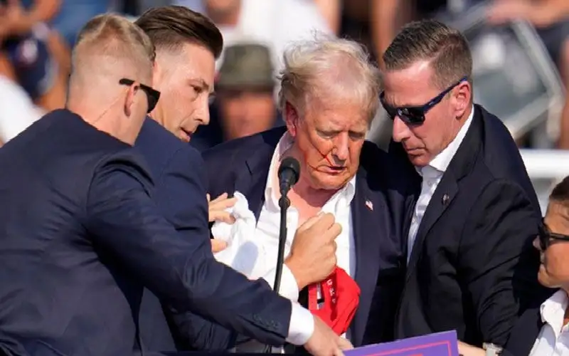 بينما كانت حياته مهددة كان ترامب