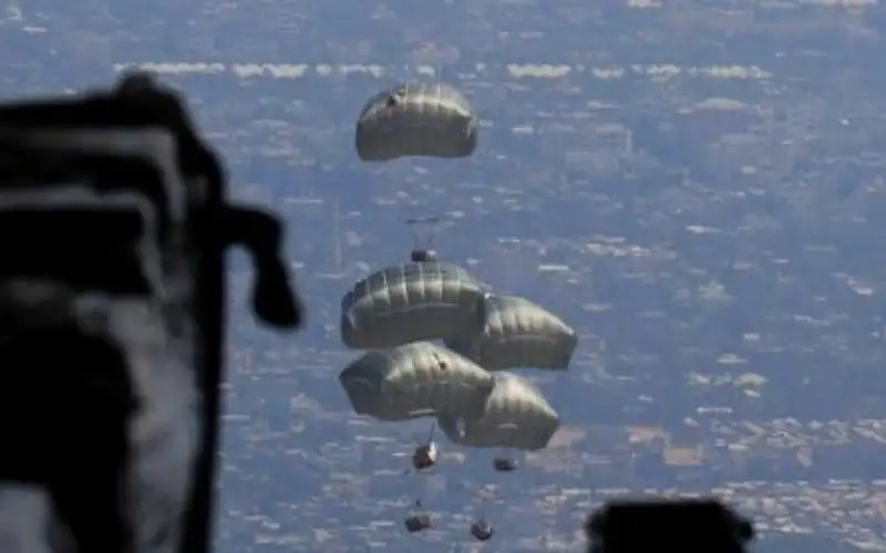 القوات المسلحة تنفذ 3 انزالات جوية
