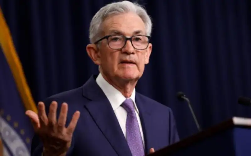 الفيدرالي الأمريكي: لن ننتظر حتى ينخفض