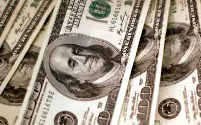 الدولار يتراجع والعملات المشفرة تقفز بدعم