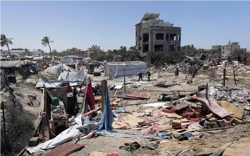 مدير الأونروا في غزة: رائحة الدماء