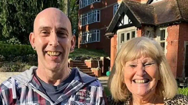 بريطانية تلتقي بابنها بعد 57 عاما