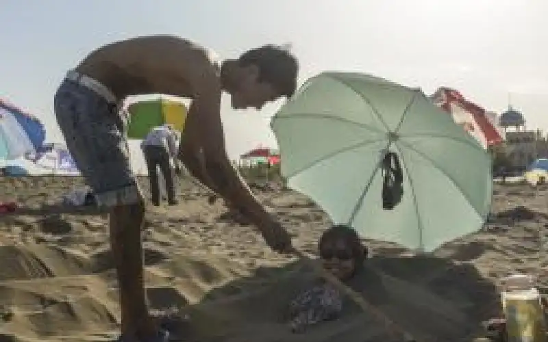 طريقة فريدة.. العلاج بالدفن في الرمال