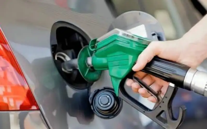 خبير طاقة يرجح رفع أسعار المحروقات