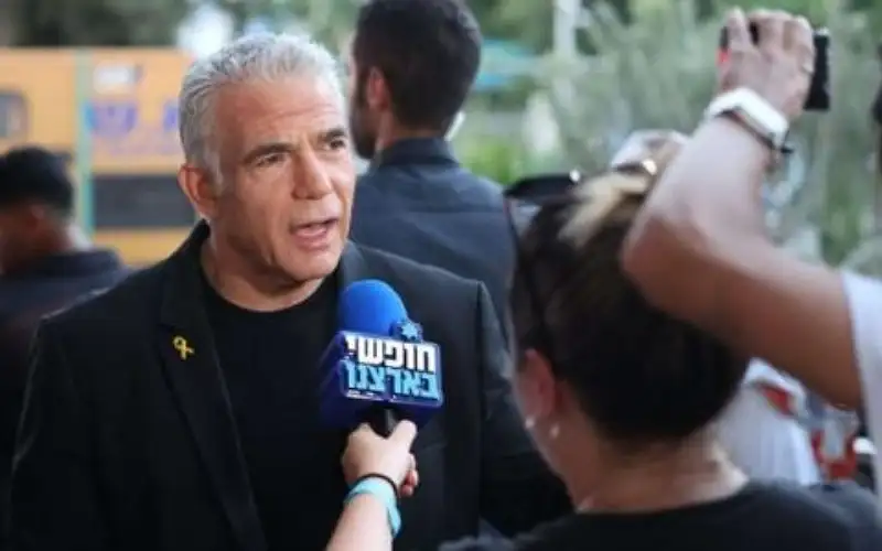 لبيد لنتنياهو: غالبية الإسرائيليين ستكون سعيدة