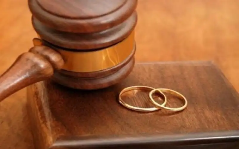 محكوم يضرب محامية زوجته داخل محكمة