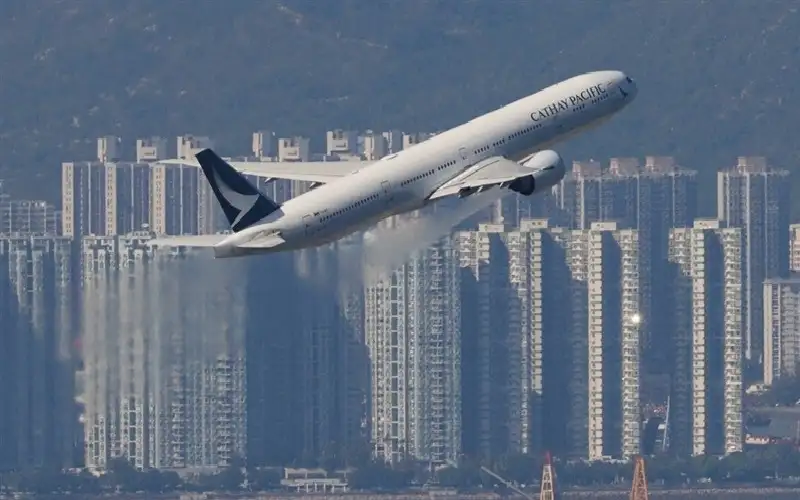 مضيفة طيران تضطر للإمساك بباب حمام