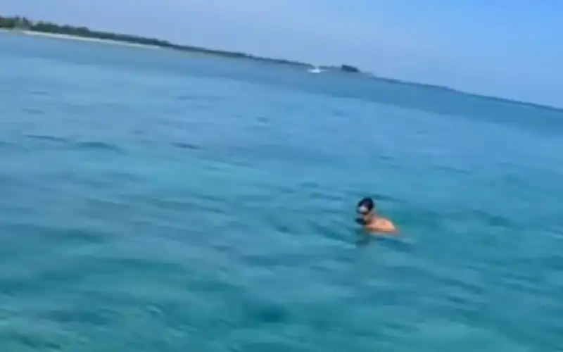 رجل يقفز في المحيط لتجنب إعطاء