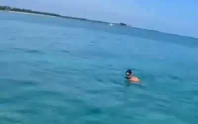 رجل يقفز في المحيط لتجنب إعطاء
