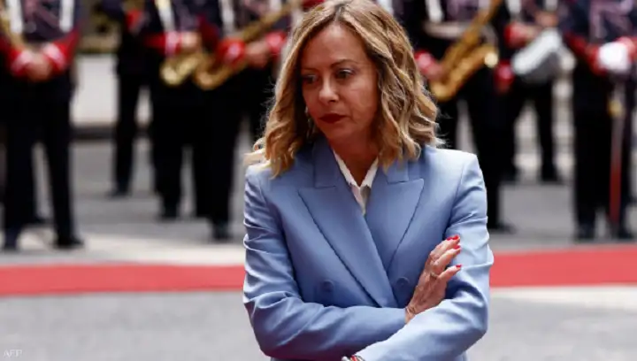 تهكمت على طولها .. صحفية إيطالية