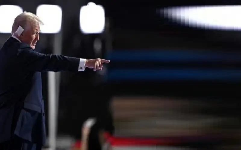 بالدبلوماسية والضمادة.. ترامب يغازل كيم ويهاجم